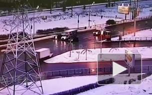 На углу Ново-Рыбинской и Лиговского столкнулись авто и грузовик