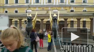 С лап грифонов на Банковском мосту исчезает позолота
