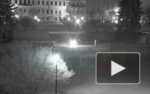 Видео: на Марсовом поле женщина потушила Вечный огонь