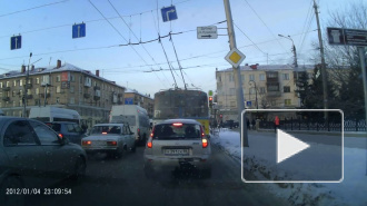 Появилось видео страшного ДТП в Омске: иномарка на скорости врезалась в маршрутку