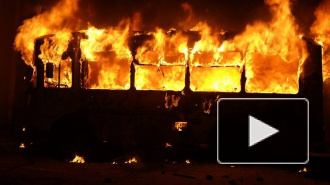 На Майдане в Киеве протестующие подожгли автобус и взяли в заложники бойца «Беркута»