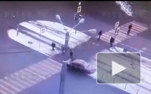 На перекрестке Димитрова и Будапештской машина снесла столб и уехала с места ДТП