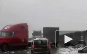 Ужасающее видео из Казани: на дороге столкнулись две фуры и легковушка