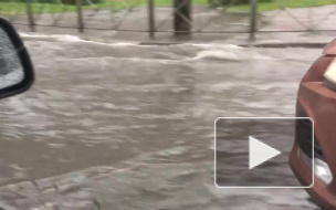 Видео: у "Лондон Молла"  на улице Коллонтай произошёл потоп
