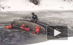 В Кронштадте вместе с водителем утонул экскаватор. Опубликовано новое фото