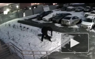 Камера видеонаблюдения засняла как ребёнок проваливается под люк в Нижнем Тагиле