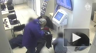 Предсмертная схватка россиянина с грабителем банка попала на видео
