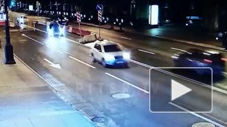 Видео: автомобиль въехал в зону дорожных работ на Московском проспекте