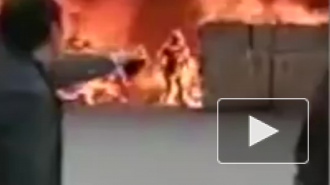 Огненное видео из Китая: Горящий человек вышел из полыхающего здания