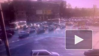 На перекрёстке Дальневосточного и Народной микроавтобус разбил "нос" об автобус