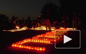 В Петербурге в ночь на 22 июня выложили панно из 10 тысяч свечей
