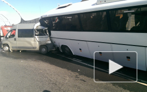 Туристический автобус смял "Пежо" на Кубинской улице