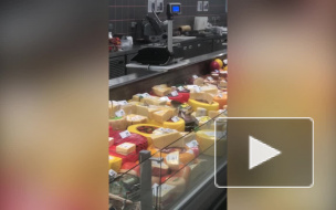 Видео: в Выборге воробьи клюют сыр с прилавка в супермаркете 