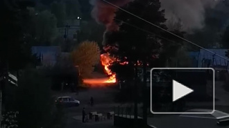 Видео: в Парголово сгорели два гаража