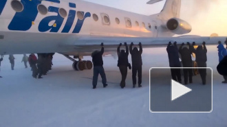 Пассажиры толкали самолет в сибирском аэропорту ради "селфи"
