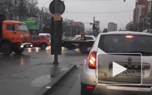 Петербуржец с зонтом помог разъехаться автомобилистам в Московском районе