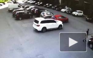 Видео: хулиган побил лопатой восемь автомобилей в Красногвардейском районе