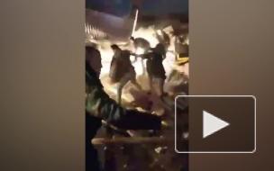 Женщину и ребенка вытащили из-под завалов после взрыва в Баку