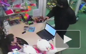 Видео: озверевший кавказец с пистолетом грабит магазин в Петербурге