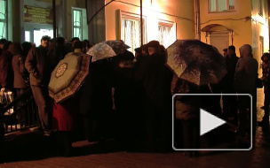 Люди меняют фамилии на номера. В очередях в ГБР Невского района стоят неделями