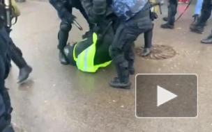 В Петербурге силовики жестко задержали журналиста Тимура Хаджибекова: мужчина работал в жилетке "Пресса"