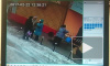 В центре Воронежа ледяная глыба упала на женщину