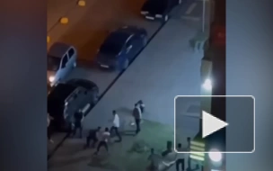 Массовая драка из-за припаркованной машины попала на видео в Подмосковье