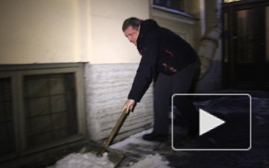 Вице-губернатор Петербурга Игорь Албин вышел на улицу собственноручно убирать снег