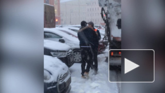 На Смольном проспекте водители подрались из-за аварии со снегоуборочной техникой
