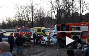 Спасатели вырезали двух погибших из покореженной машины на Вербной