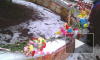 Жители Брянска несут цветы и игрушки к месту гибели малыша