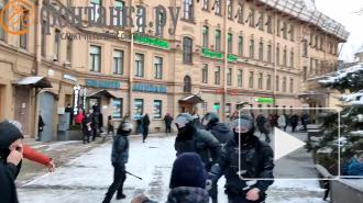 "Фонтанка": полицейский пригрозил пистолетом протестующим в центре Петербурга