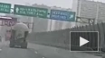 Видео: у грузовика спустилось колесо во время движения ...