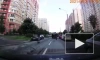 Видео: петербуржец бегом догнал машину, которую увозили на эвакуаторе 