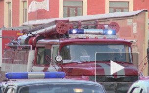На Васильевском острове загорелся шиномонтаж, пожар тушили четыре машины