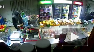 В Усть-Куте продавщица магазина "24 часа" побила бутылкой грабителей: видео взорвало интернет