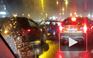 Перед Кантемировским мостом страшное ДТП: одна из машин вспыхнула