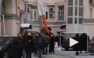 На Чистых прудах хозяев квартиры эвакуировали из окна при помощи "кишки"