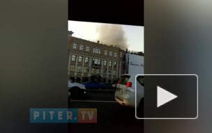 Видео: на Университетской набережной загорелся дом 
