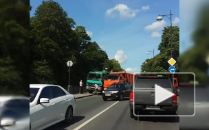 Центр Пушкина встал в пробку из-за столкновения двух грузовиков