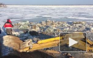 В Хабаровском крае экскаватор ушел под лед