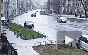 На Большом проспекте Васильевского острова иномарка врезалась в Range Rover: видео 