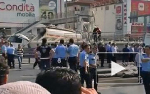В Стамбуле грузовик снес надземный переход, погибли люди