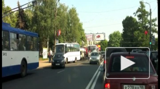 Сгоревшее авто на площади Мужества