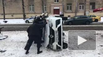 На Новолитовской улице спасатели ставят такси на колеса: видео