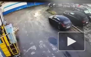 Видео: водитель иномарки переехал девушку на Чугунной улице 