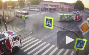 В Екатеринбурге автобус врезался в машину пожарных, погиб кондуктор