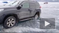 Два внедорожника провалились в трещины на льду Байкала