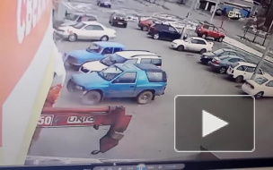 Видео: В Иркутске грузовик на полной скорости врезался в супермаркет
