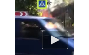 Видео: на севере Петербурга загорелось BMW